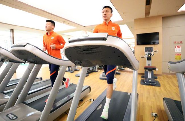 影片由易中天编剧、监制，于孟、袁原执导，聚焦曹操35岁左右的关键时期（荥阳汴水之战至官渡之战），展现他从忠于汉室 今日影评|易中天：一位七旬“电影新人”的不甘心 2026-01-05 本期开讲的是监制、编剧易中天。