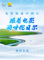 ”照片中，小宝宝坐在床上，小脸肉嘟嘟的，双眼圆溜溜，十分可爱。